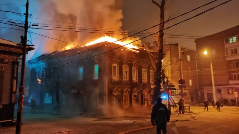 Деревянный столетний особняк сгорел в Иркутске